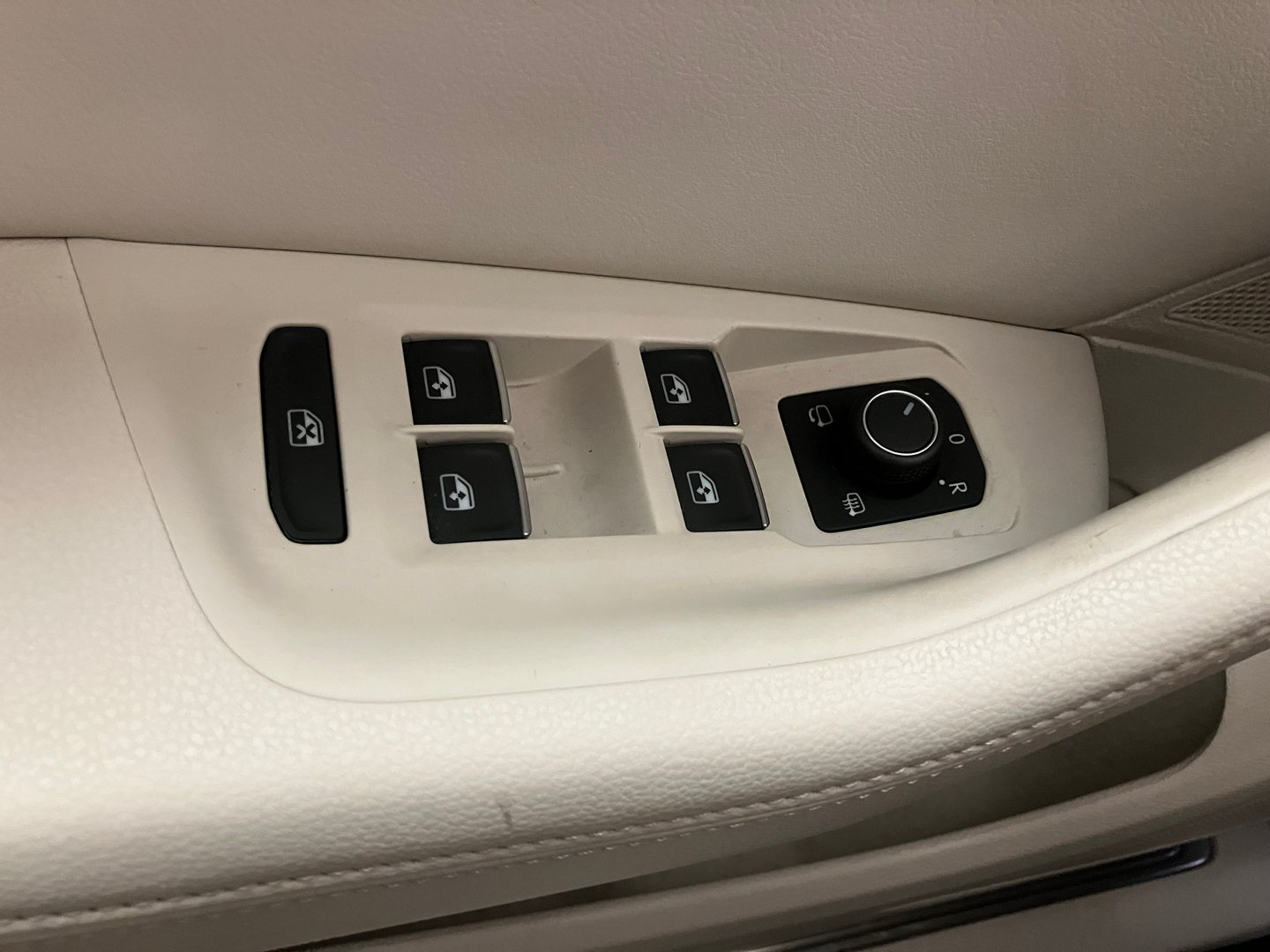 VW Passat Variant Highline TDI SCR DSG | Bild 9 von 30