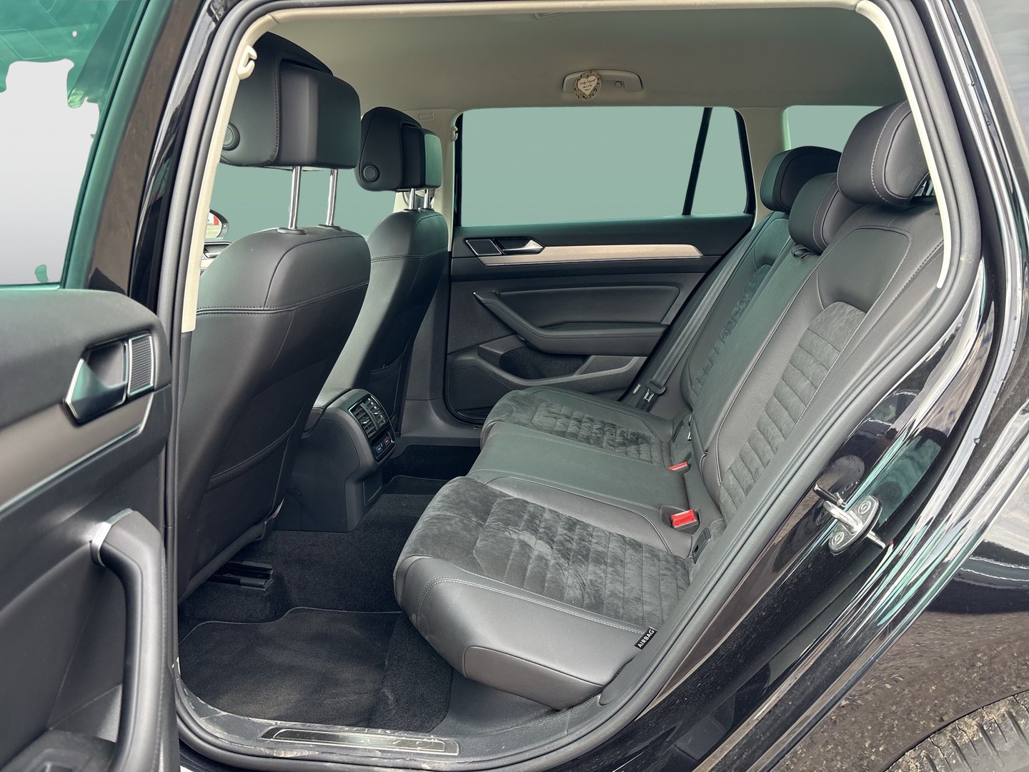 VW Passat Variant Highline TDI SCR DSG | Bild 17 von 20