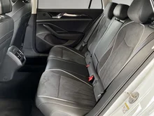VW Passat Variant Business TDI DSG in Pure White