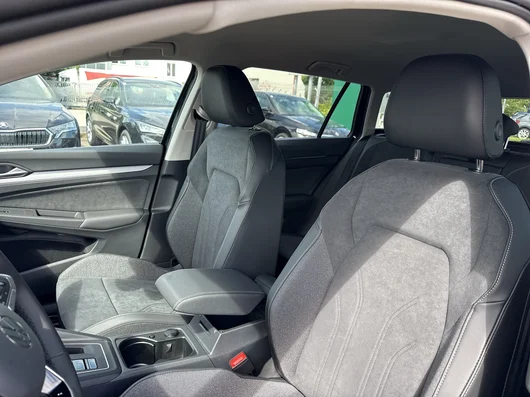 Bild eines VW Golf Variant Business mHeV DSG