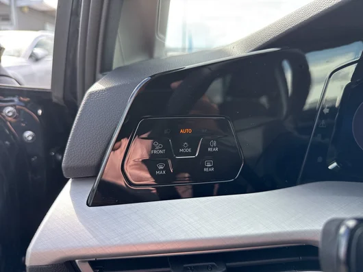 Bild eines VW Golf Variant Business mHeV DSG