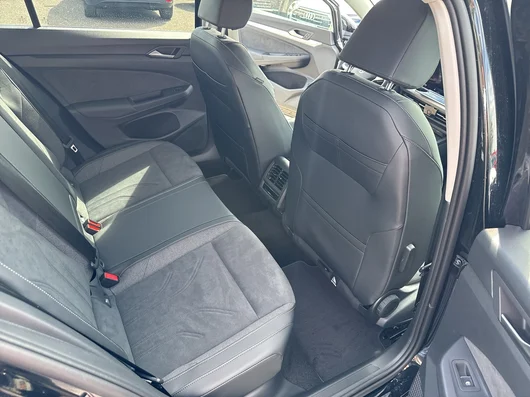 Bild eines VW Golf Variant Business mHeV DSG