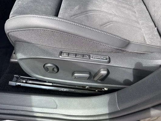 Bild eines VW Golf Variant Business mHeV DSG