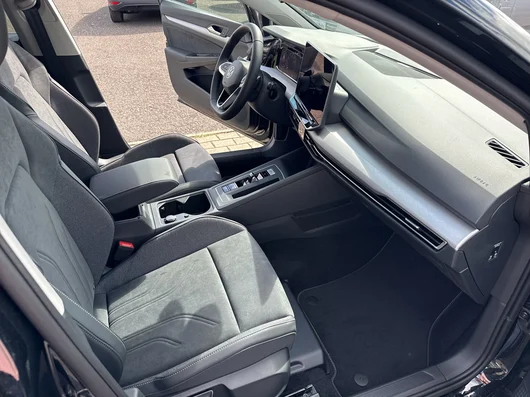 Bild eines VW Golf Variant Business mHeV DSG