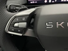 Škoda Peaq Sportline 90x in Olibo-Grün Metallic