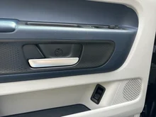 VW ID Buzz ID. Buzz Pro 150 kW in Candy Weiß / Starlight Blue Metallic