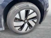 VW ID Buzz ID. Buzz Pro 150 kW in Candy Weiß / Starlight Blue Metallic