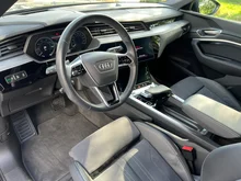 Audi Q8 55 e-tron quattro S line in Mythosschwarz Metallic