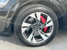 Audi Q8 55 e-tron quattro S line in Mythosschwarz Metallic