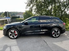 Audi Q8 55 e-tron quattro S line in Mythosschwarz Metallic