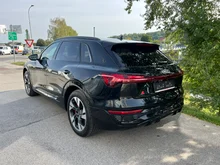 Audi Q8 55 e-tron quattro S line in Mythosschwarz Metallic