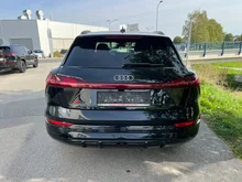 Audi Q8 55 e-tron quattro S line in Mythosschwarz Metallic