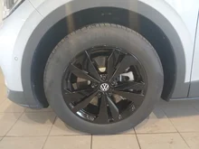 VW ID.4 Pro 4MOTION 220 kW Business -77 kWh in Scale Silver Metallic Dach schwarz