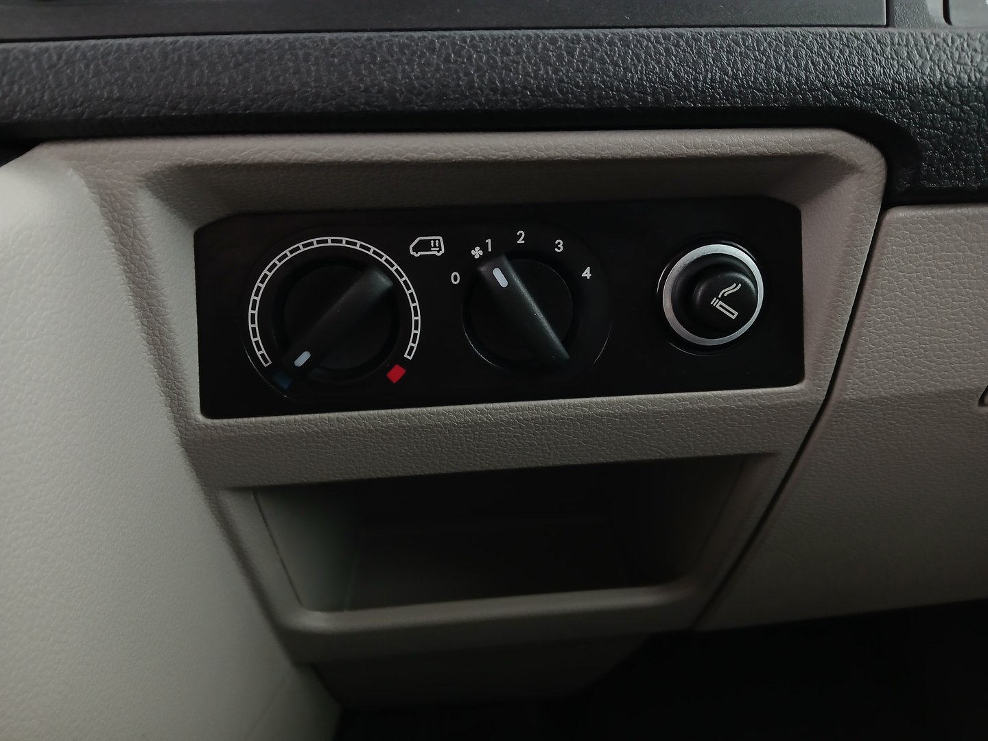 VW Doka-Kastenwagen LR TDI 4MOTION | Bild 24 von 30