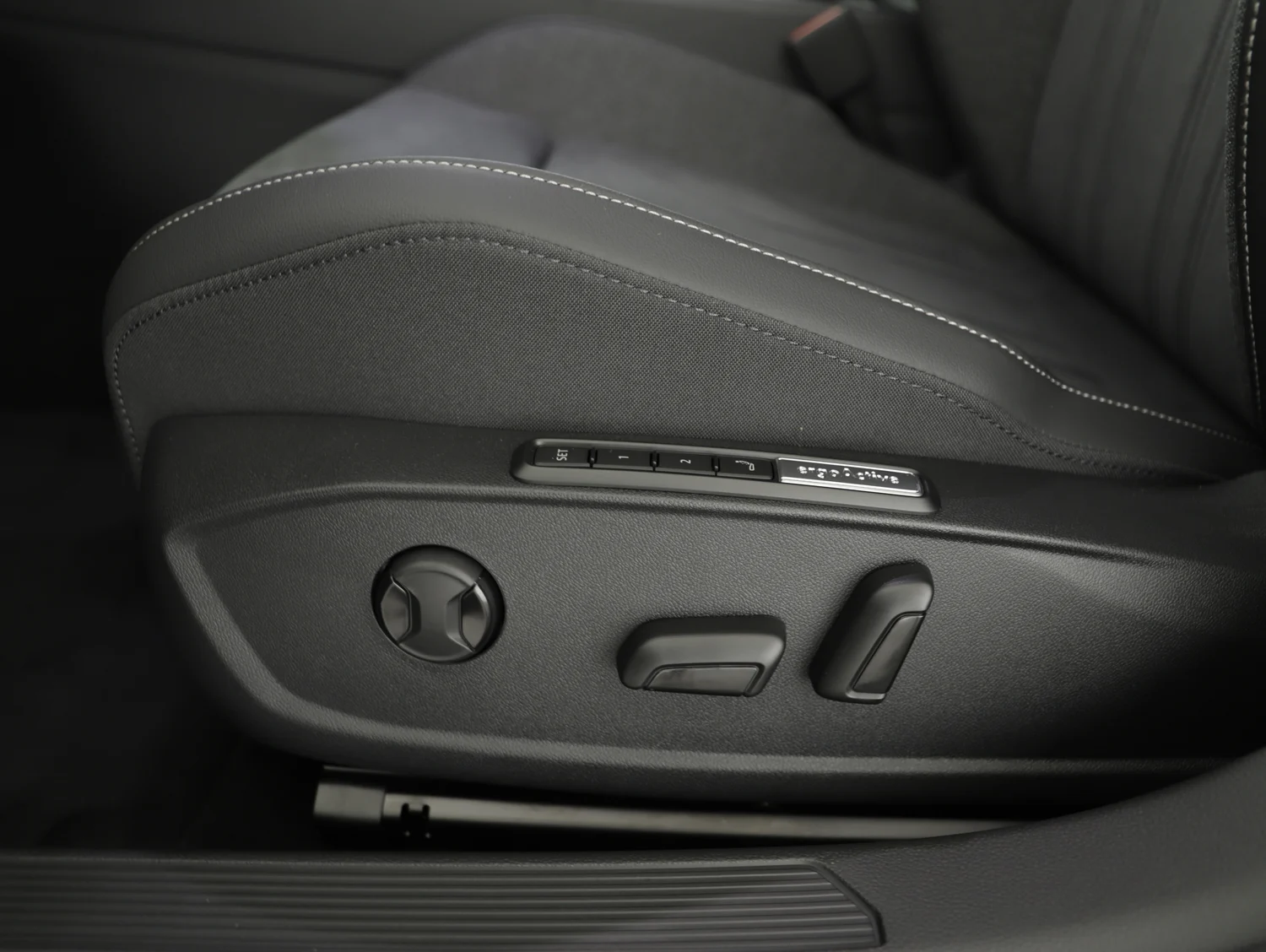 Bild eines VW Golf Variant Business mHeV DSG