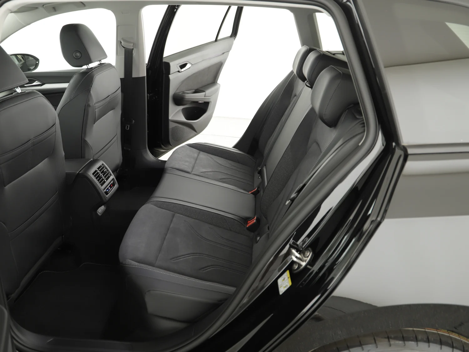 Bild eines VW Golf Variant Business mHeV DSG