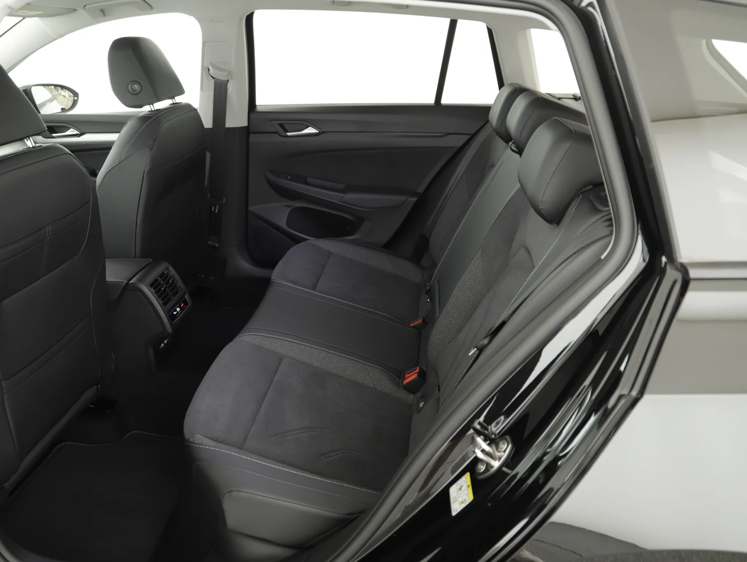 Bild eines VW Golf Variant Business mHeV DSG
