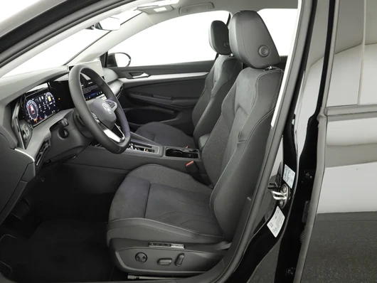 Bild eines VW Golf Variant Business mHeV DSG