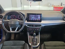 SEAT Arona FR 1.0 TSI DSG in Saphir-Blau Metall.