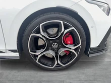 VW Golf GTI Clubsport DSG in Pure White Dach Deep Schwarz Uni