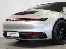 Porsche 911 Carrera Cabriolet I (992) in silber - metallic