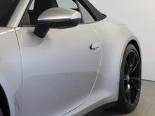 Porsche 911 Carrera Cabriolet I (992) in silber - metallic