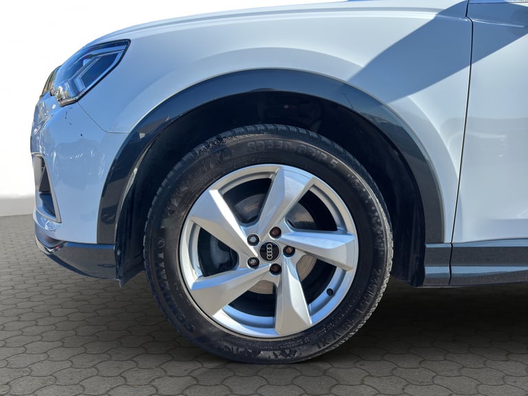 Audi Q3 2023: fotografija 19