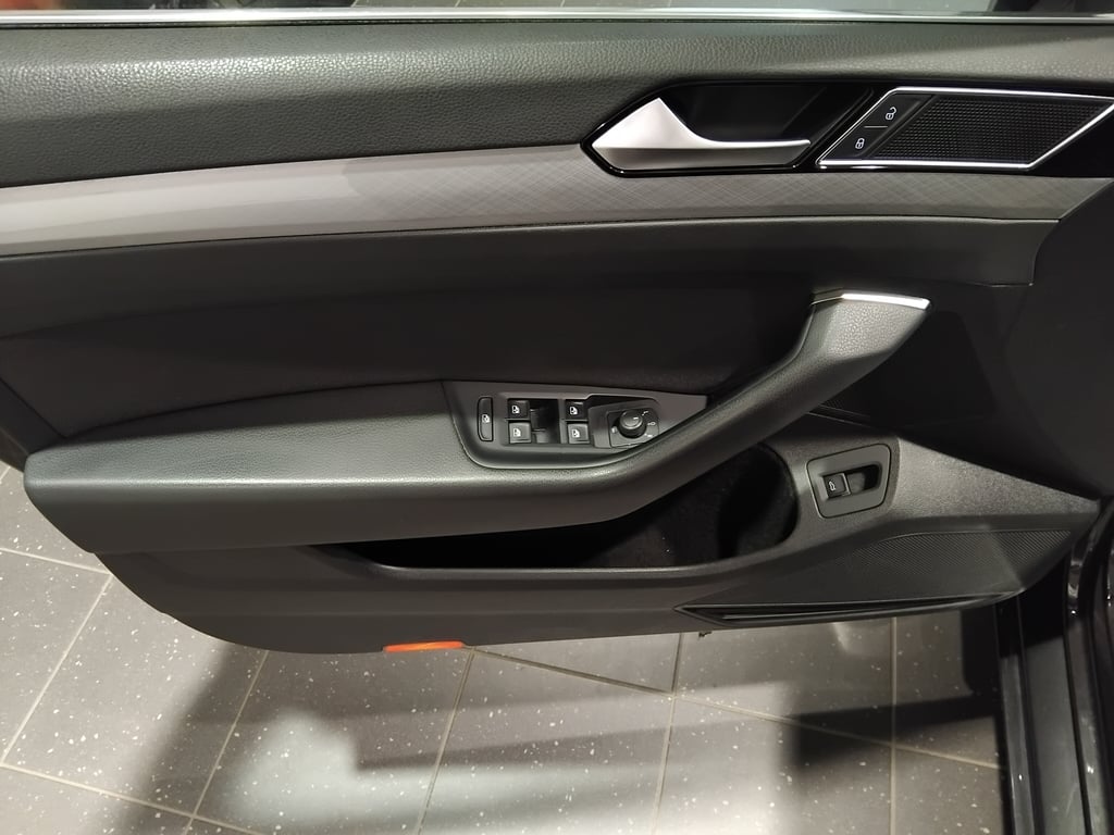 VOLKSWAGEN Passat Variant 2023 — imagine 13
