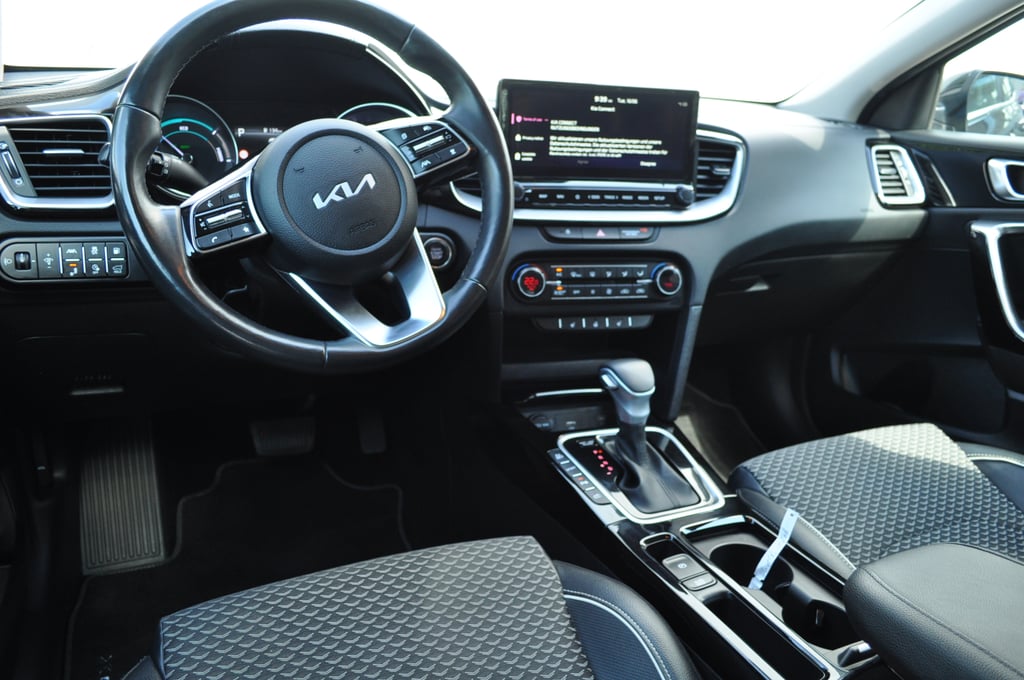 Kia Ceed 2022 hibrid, 19.989 € — imagine 19