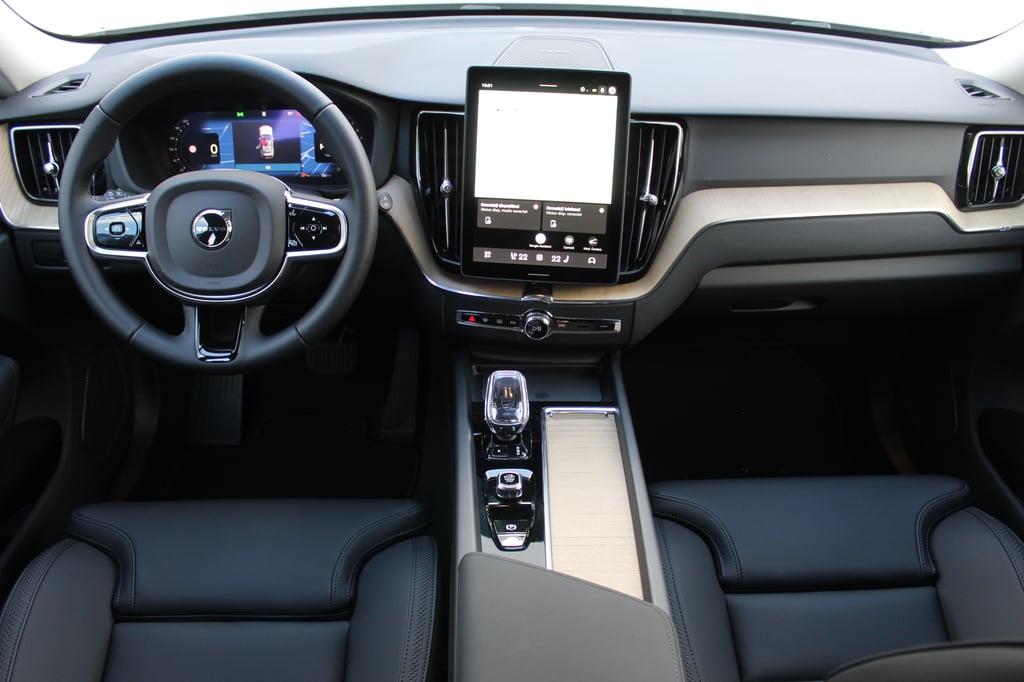 VOLVO XC60 2026 — imagine 18